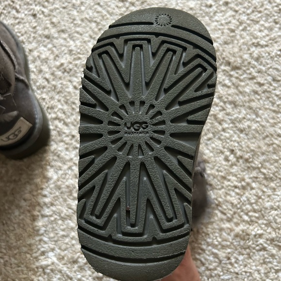 Toddler girl ugg boots with bows, size 8, gray - Picture 3 of 3